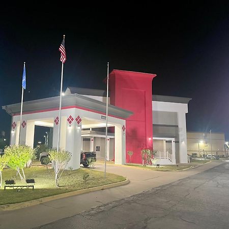Sky Tree Hotels Tulsa Exterior photo