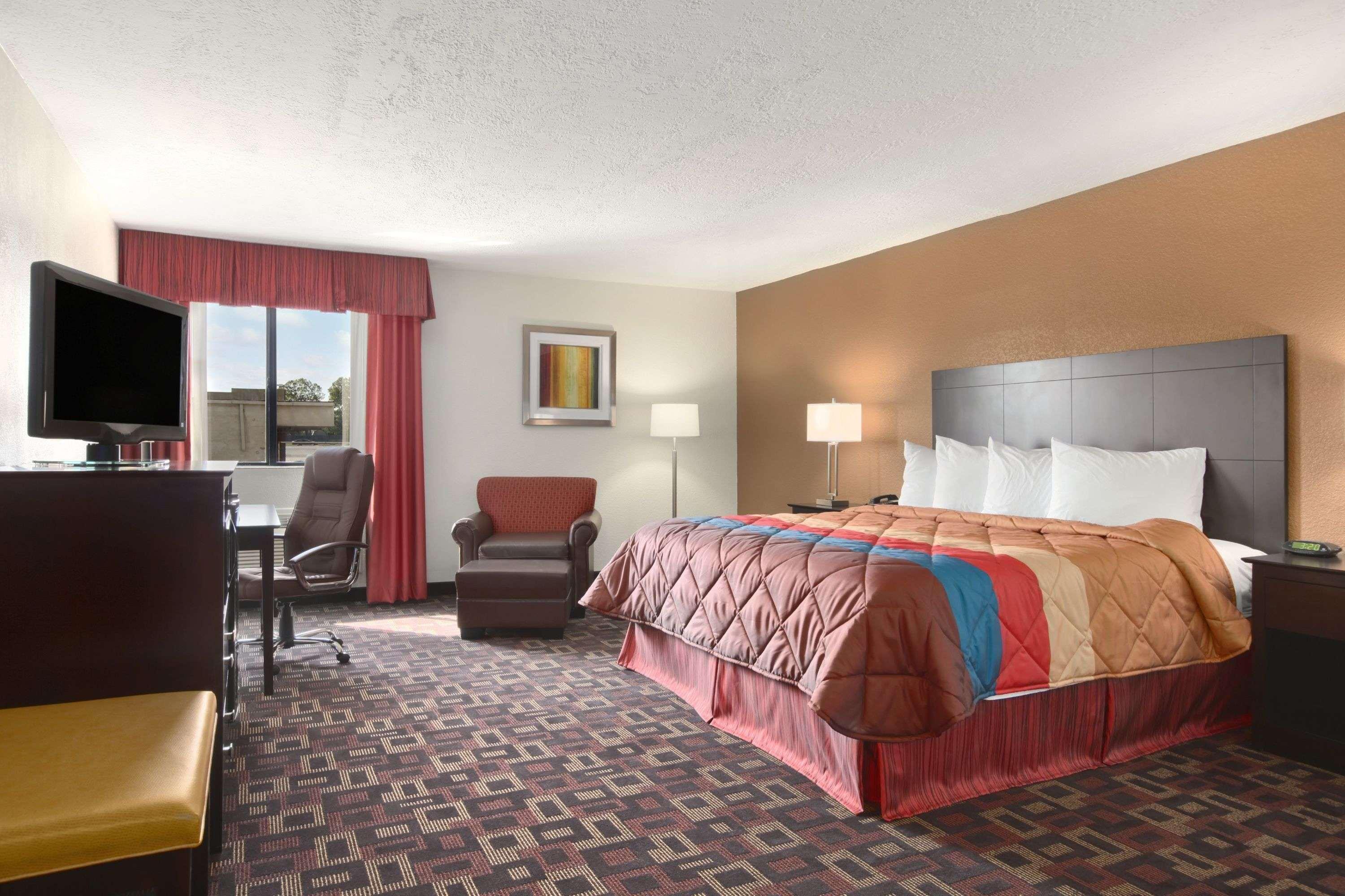 Sky Tree Hotels Tulsa Exterior photo