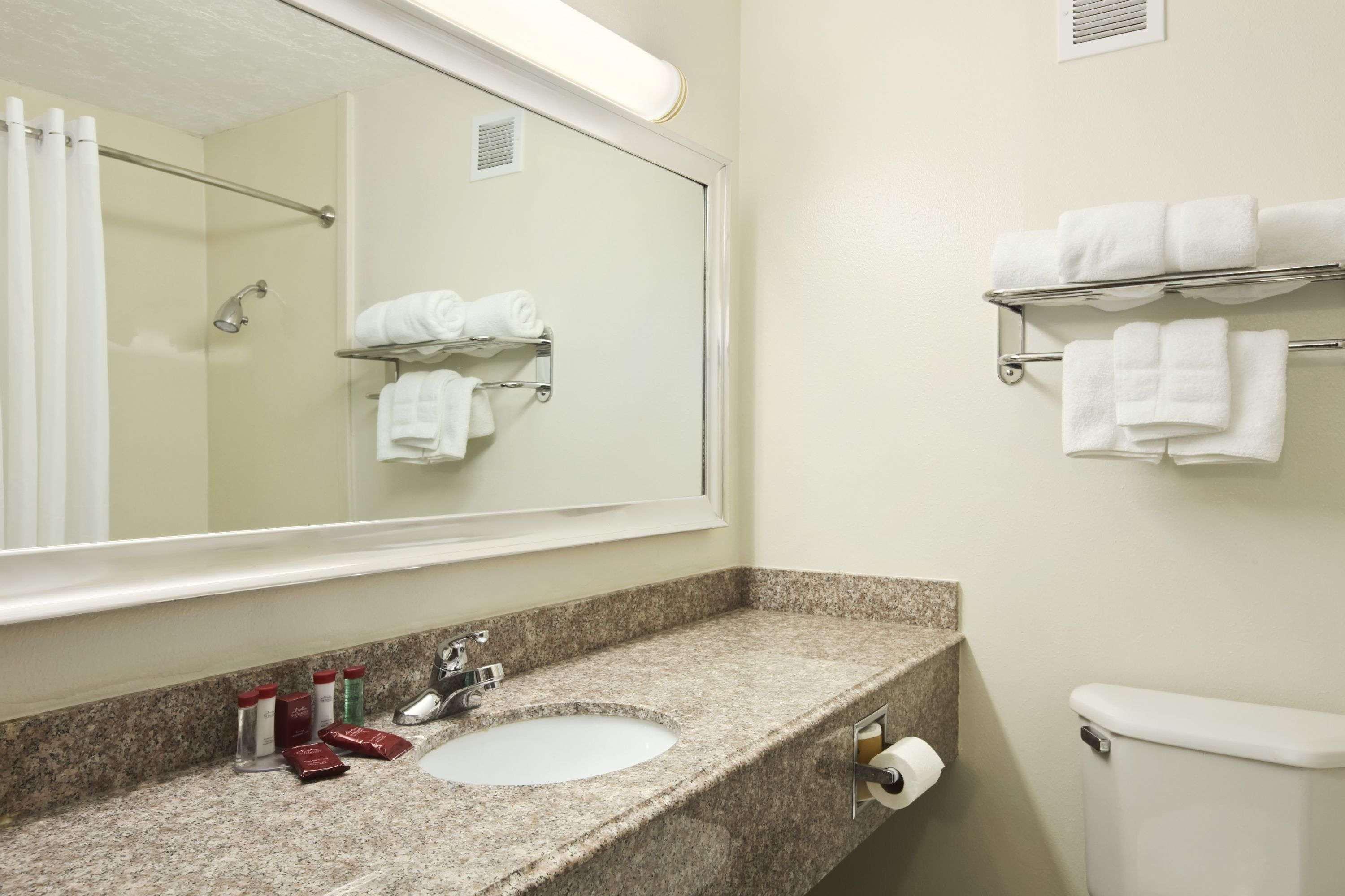 Sky Tree Hotels Tulsa Room photo