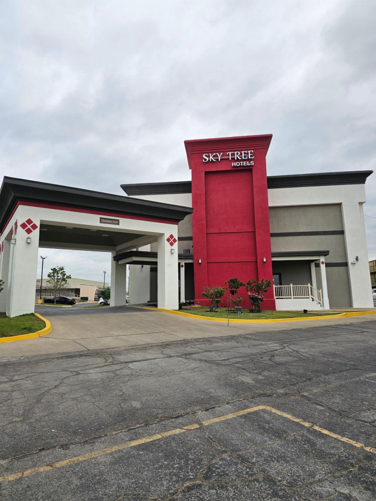 Sky Tree Hotels Tulsa Exterior photo